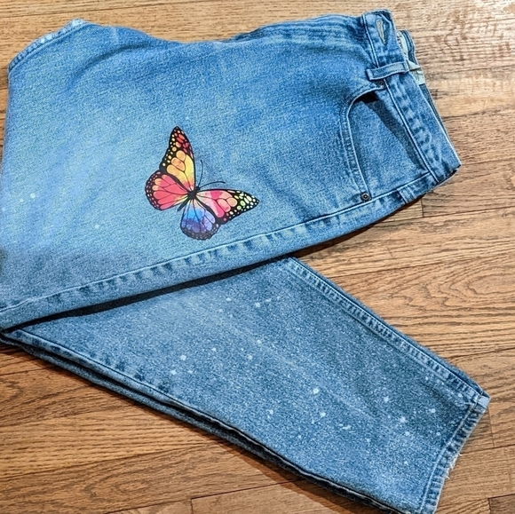 Customized Vintage jeans with butterfly and bleach - Picture 3 of 10